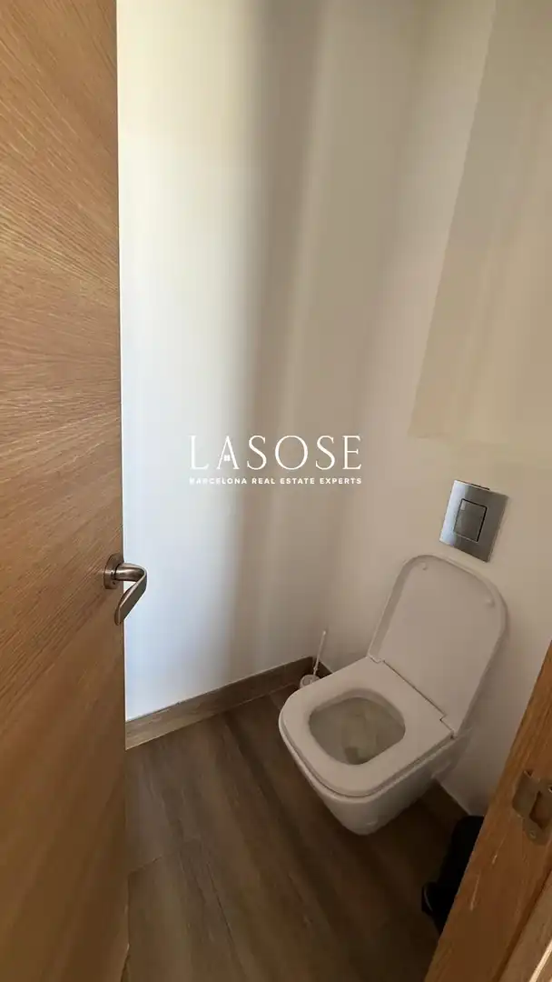 Vista exterior de Casa o xalet en venda en Barcelona amb Aire condicionat, Calefacció i Terrassa