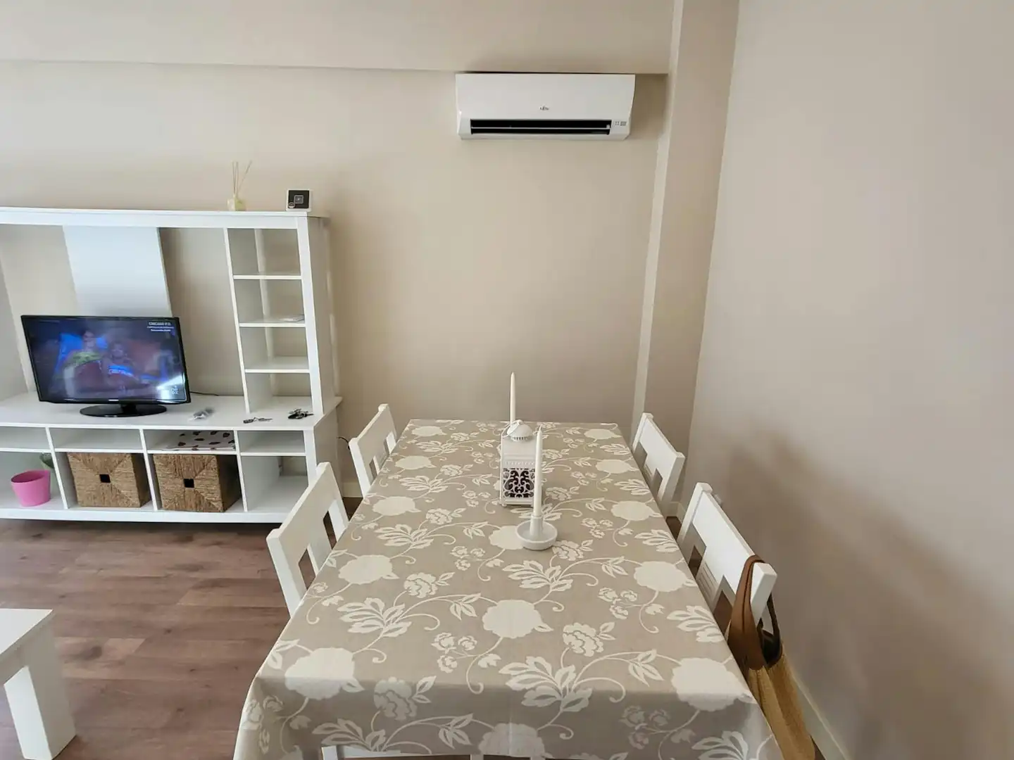 Comedor de Piso para compartir en Sevilla con Aire acondicionado, Amueblado y Lavadora