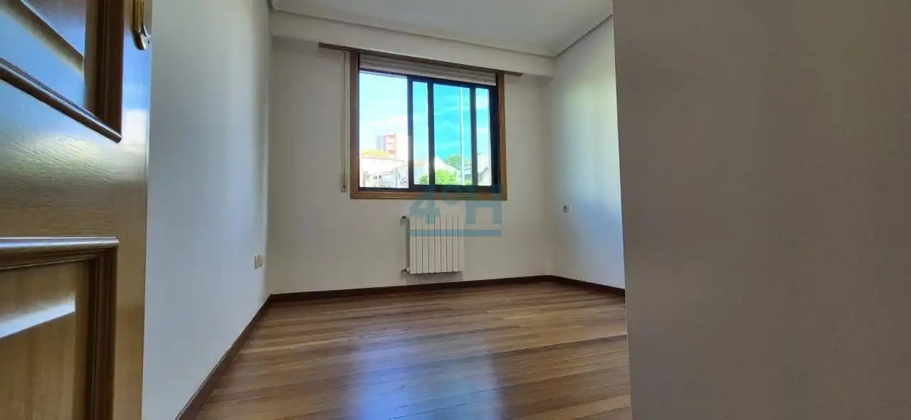 Habitación de Piso de alquiler en Ourense Capital  con Calefacción, Parquet y Trastero