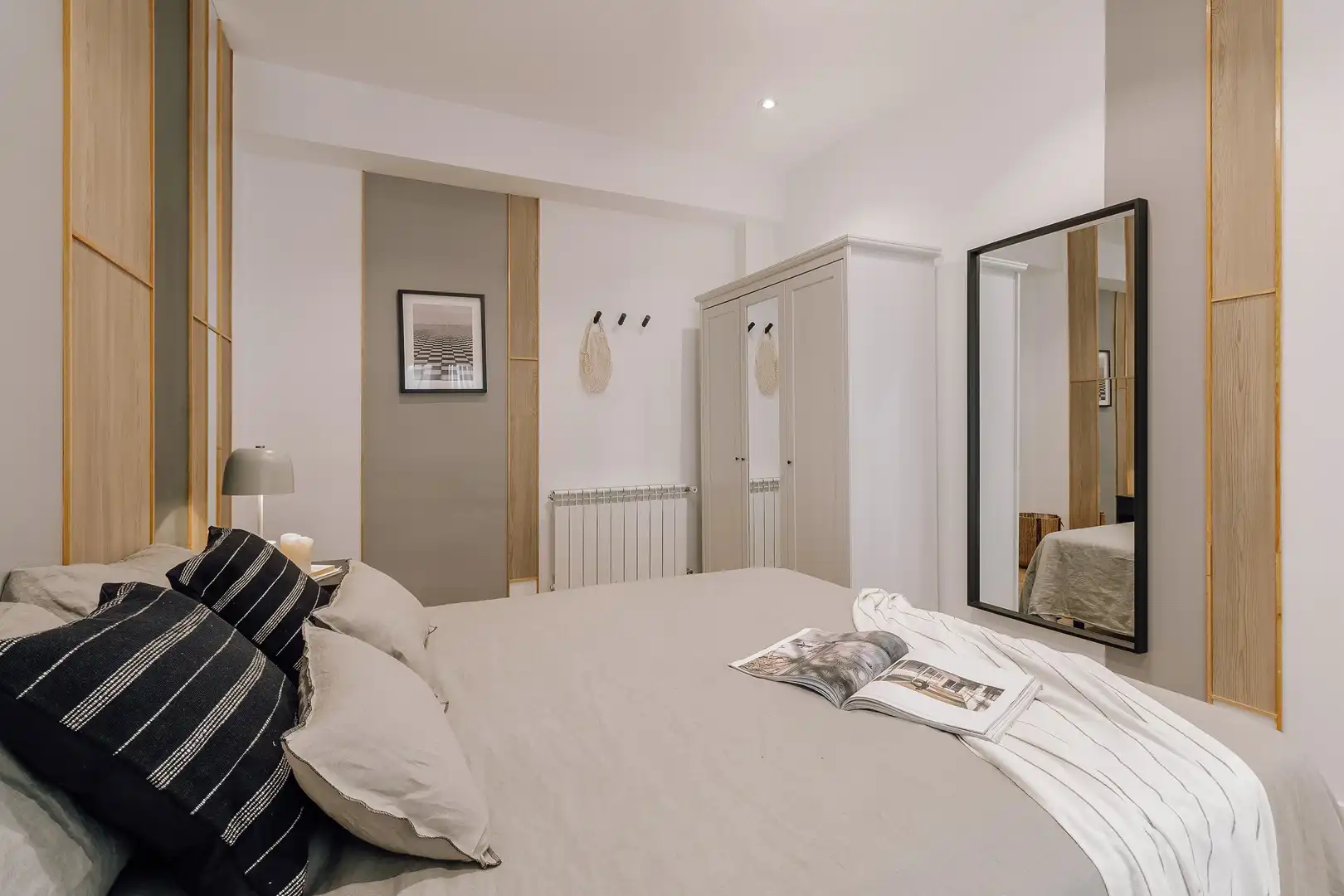 Dormitori de Apartament de lloguer en Madrid amb Aire condicionat, Calefacció i Moblat