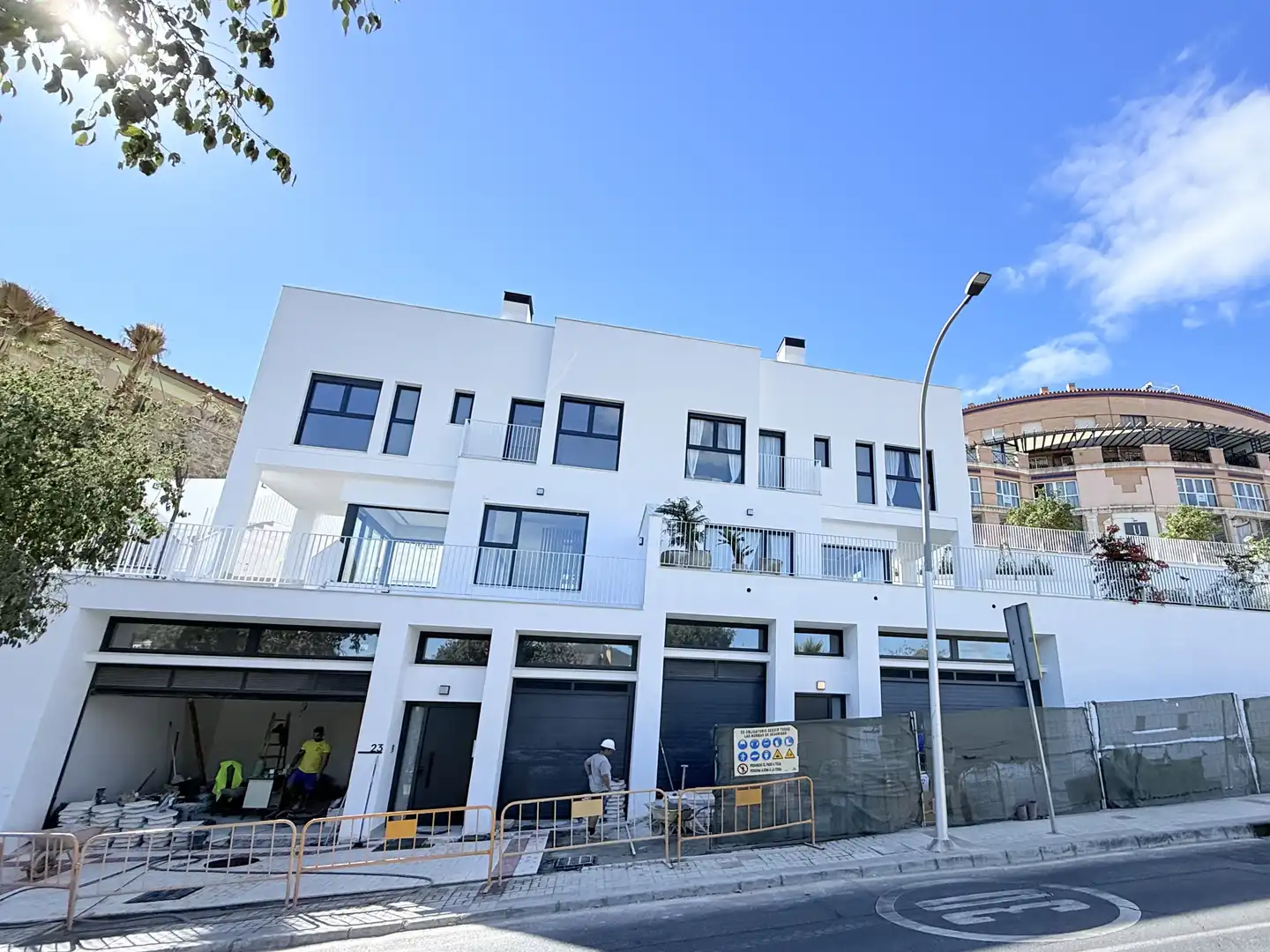 Außenansicht von Einfamilien-Reihenhaus zum Verkauf in Málaga mit Privatgarten, Balkon und Gemeinschaftspool