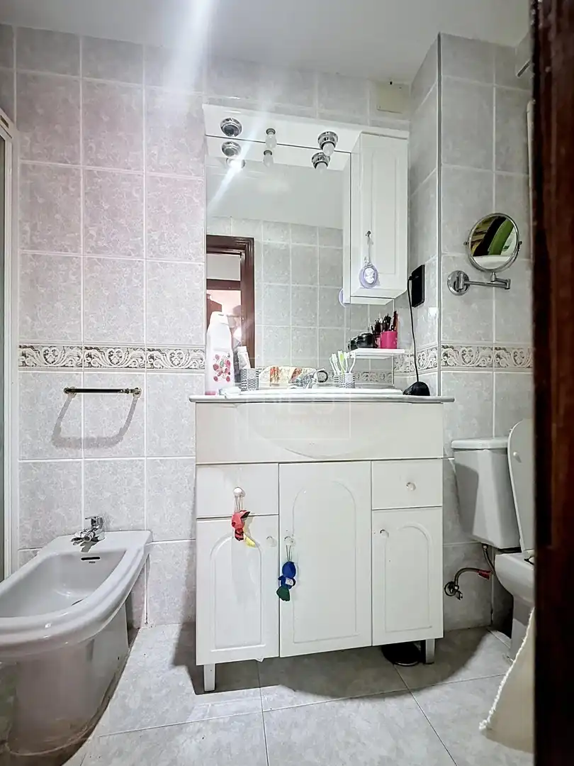 Bathroom of Flat for sale in Granada  with Terrace