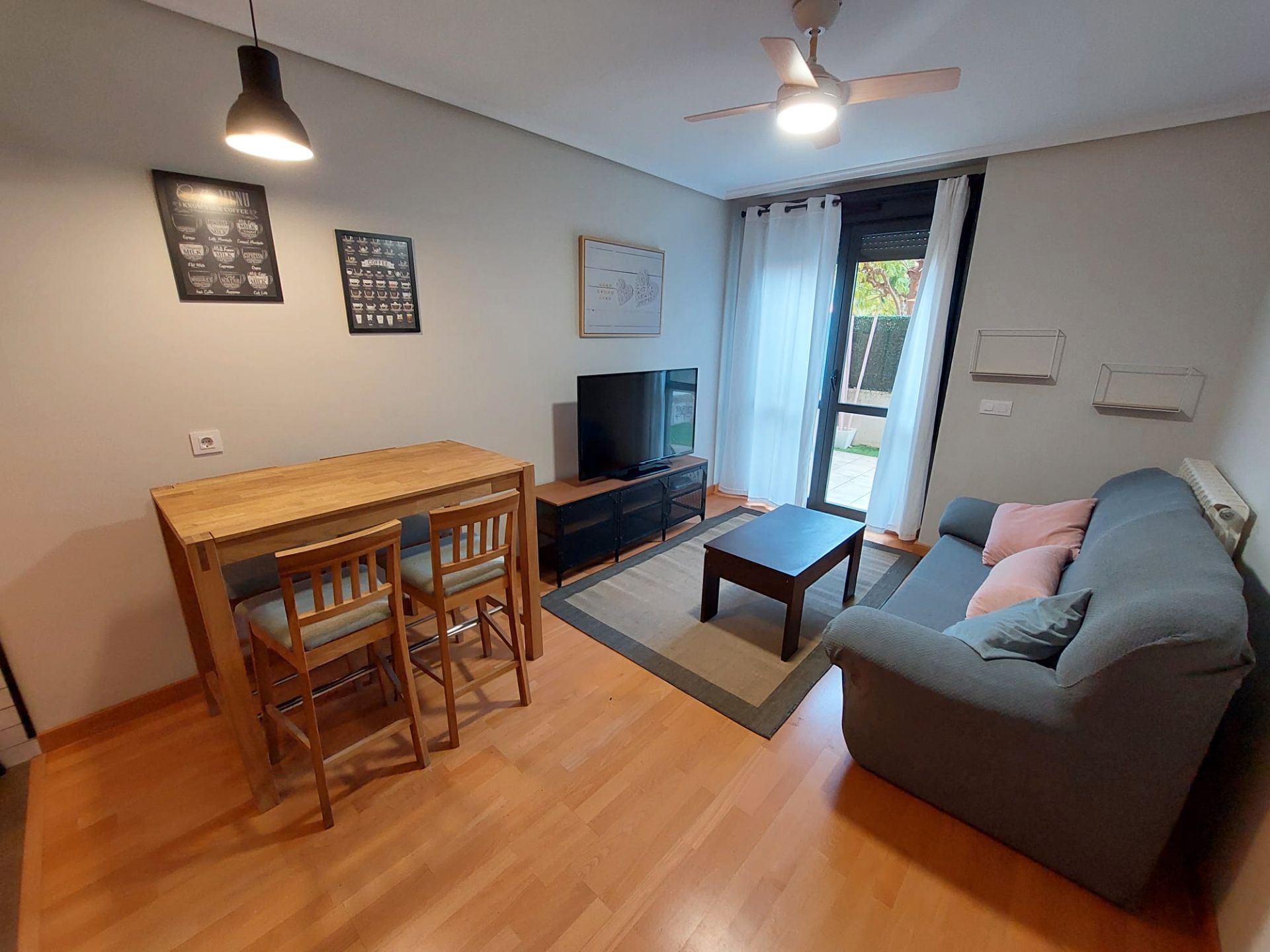Sala d'estar de Apartament de lloguer en Lardero amb Calefacció, Parquet i Terrassa