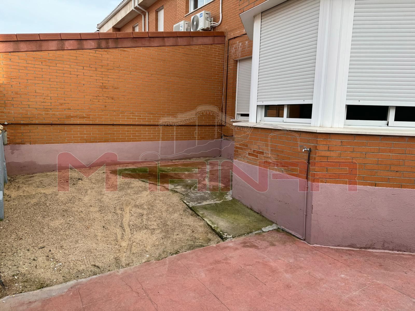 Vista exterior de Casa adosada en venda en Seseña amb Calefacció, Jardí privat i Alarma