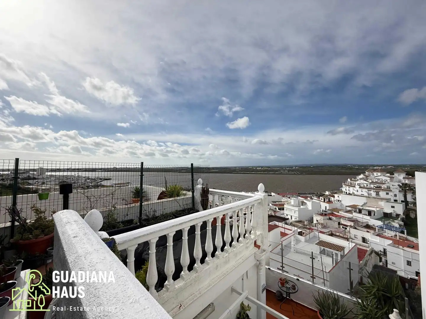 Vista exterior de Casa adosada en venda en Ayamonte amb Aire condicionat, Calefacció i Terrassa