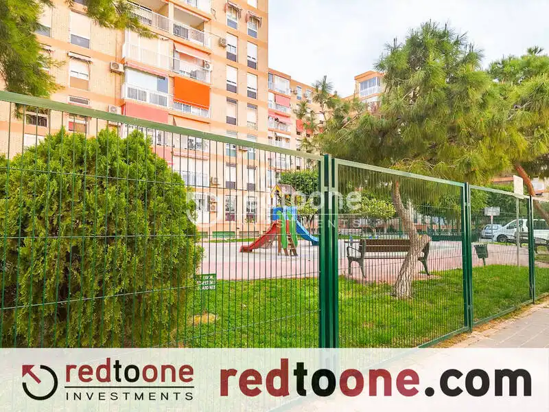 Vista exterior de Pis en venda en Alicante / Alacant amb Jardí privat, Terrassa i Piscina