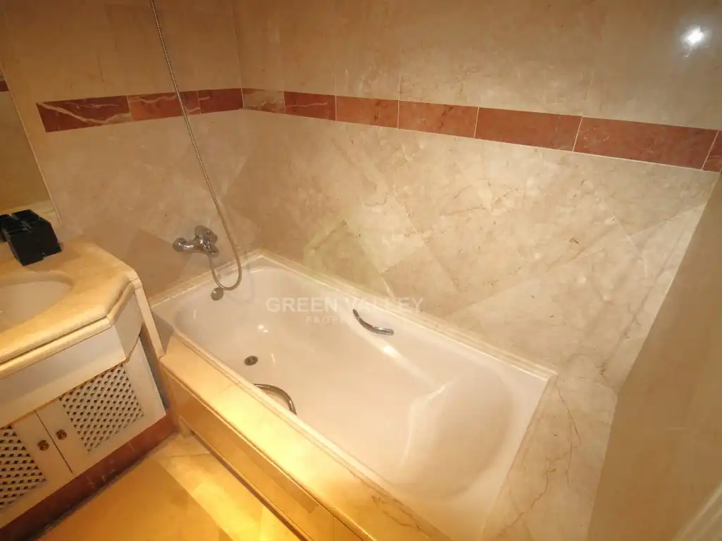 Badezimmer von Wohnung zum Verkauf in Marbella mit Klimaanlage, Privatgarten und Terrasse