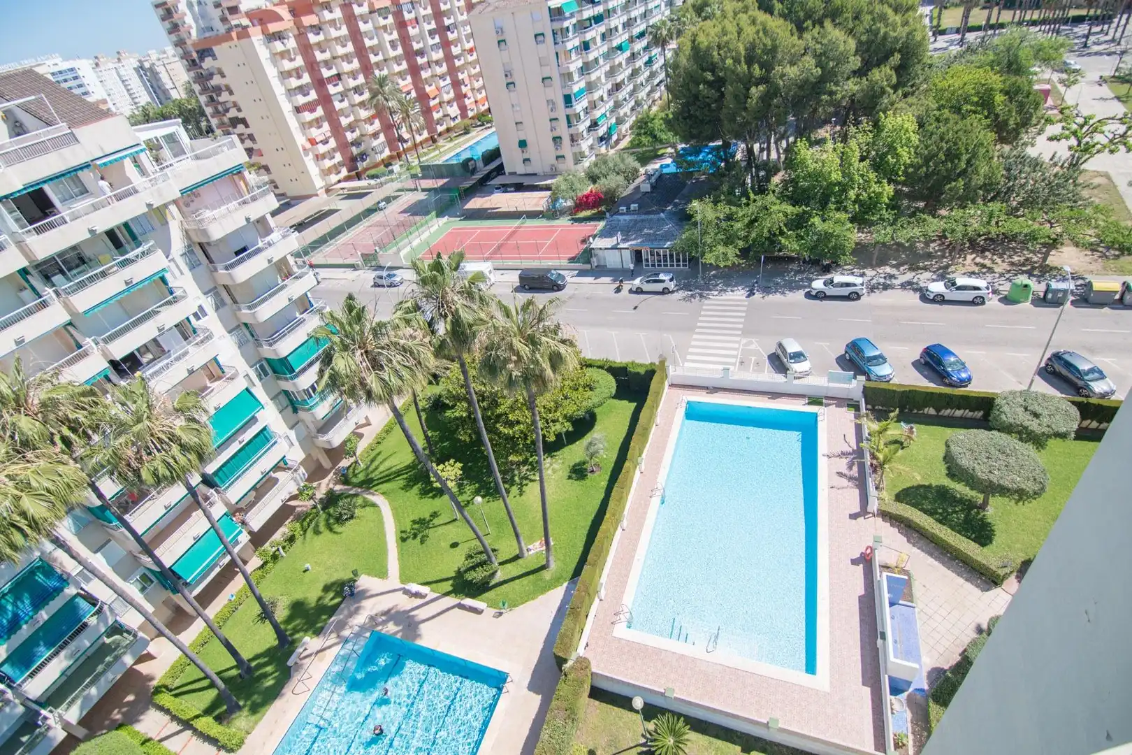 Schwimmbecken von Wohnungen zum Verkauf in Gandia mit Klimaanlage, Privatgarten und Terrasse