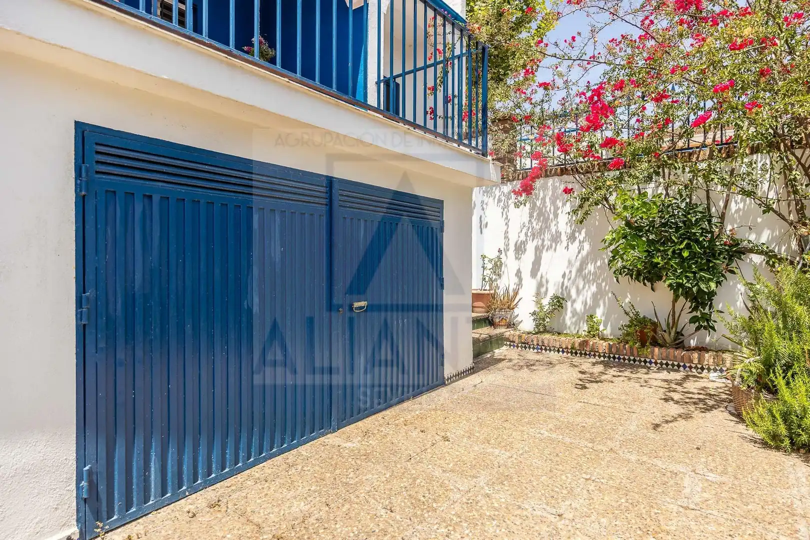 Außenansicht von Einfamilien-Reihenhaus zum Verkauf in Mairena del Aljarafe mit Klimaanlage und Privatgarten