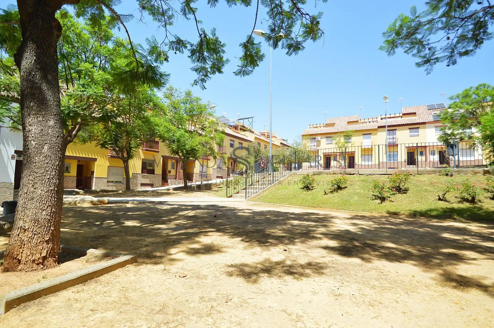 Vista exterior de Casa adosada en venda en Alcalá de Guadaira amb Aire condicionat, Jardí privat i Terrassa