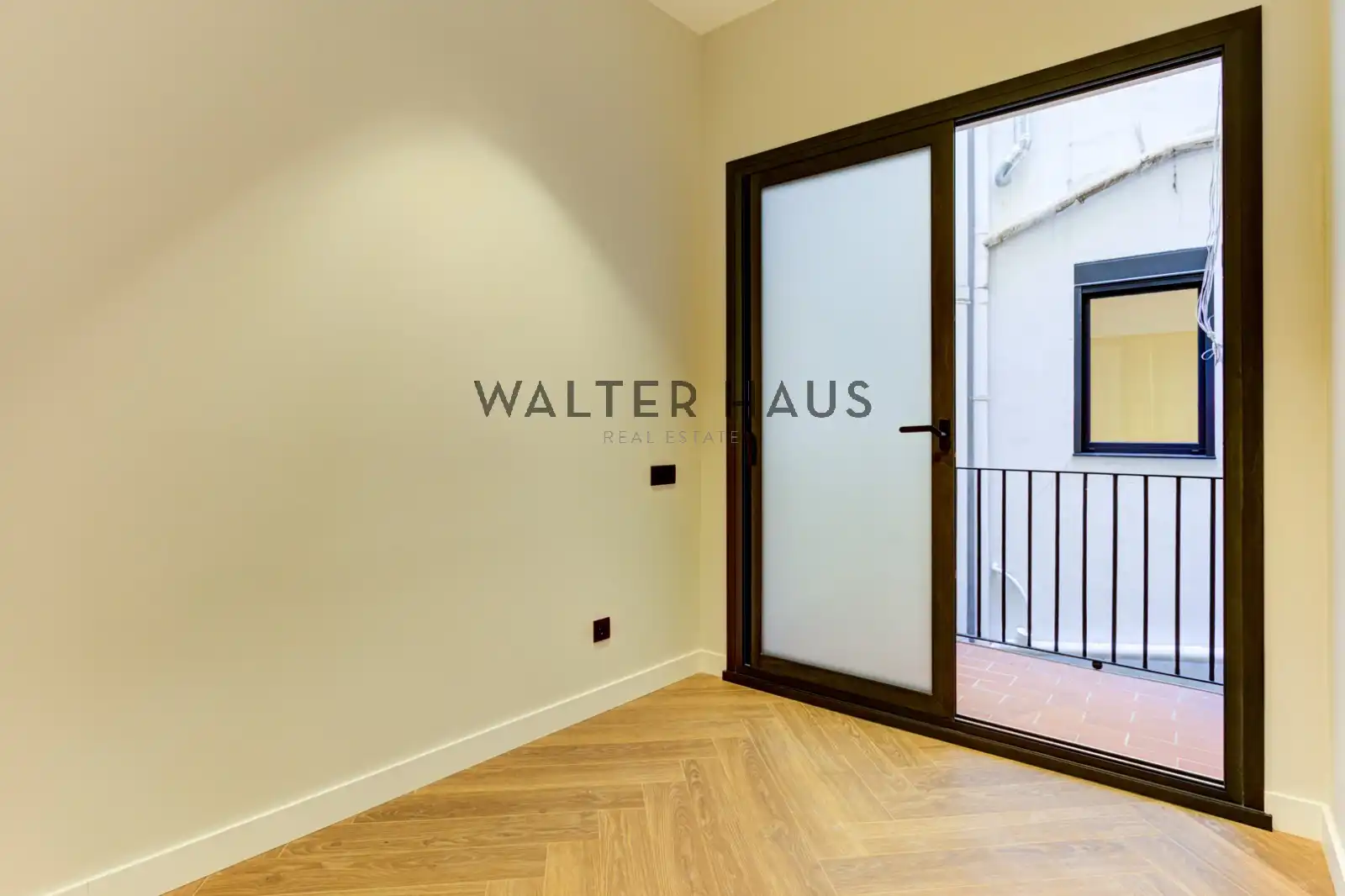 Flat for sale in Barcelona  with Air Conditioner, Heating and Oven