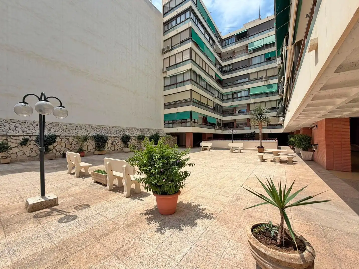 Außenansicht von Wohnung zum Verkauf in Alicante / Alacant mit Klimaanlage, Terrasse und Abstellraum