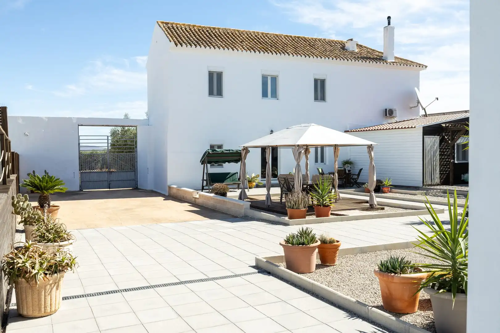 Vista exterior de Casa o xalet en venda en Sierra de Yeguas amb Terrassa i Balcó