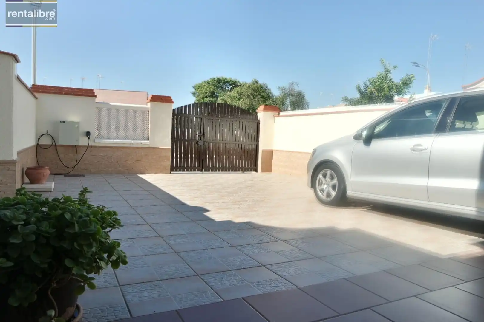 Parking de Casa adosada en venta en Chipiona con Aire acondicionado, Calefacción y Terraza