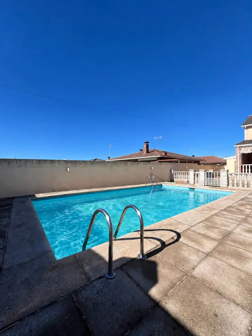 Casa bifamiliare con piscina in vendita a Villa del Prado, imagen 2
