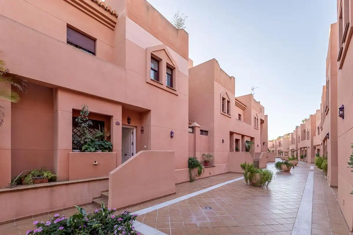 Vista exterior de Casa adosada en venta en Motril con Terraza, Balcón y Piscina comunitaria