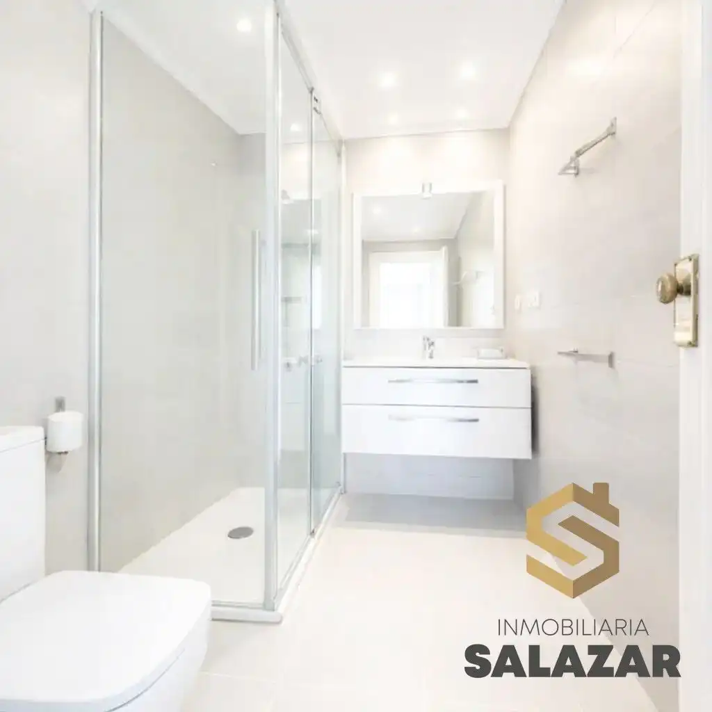 Badezimmer von Dachboden zum Verkauf in Bilbao  mit Heizung, Terrasse und Balkon
