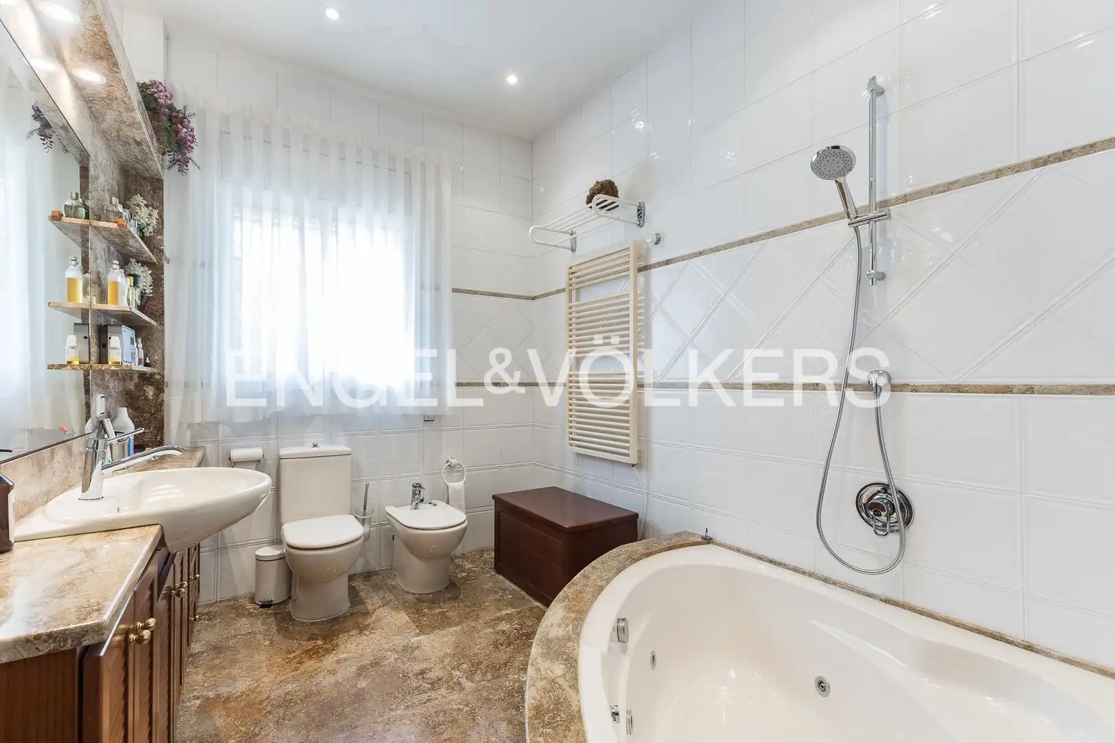 Badezimmer von Country house zum Verkauf in Barcelona mit Heizung, Parkett und Terrasse