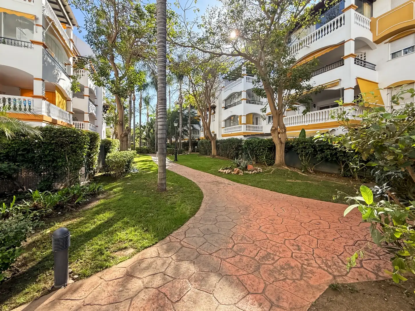 Vista exterior de Àtic en venda en Marbella amb Aire condicionat, Terrassa i Piscina comunitària