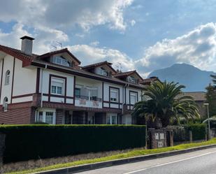 Vista exterior de Casa adosada en venda en Izurtza amb Jardí privat, Terrassa i Moblat