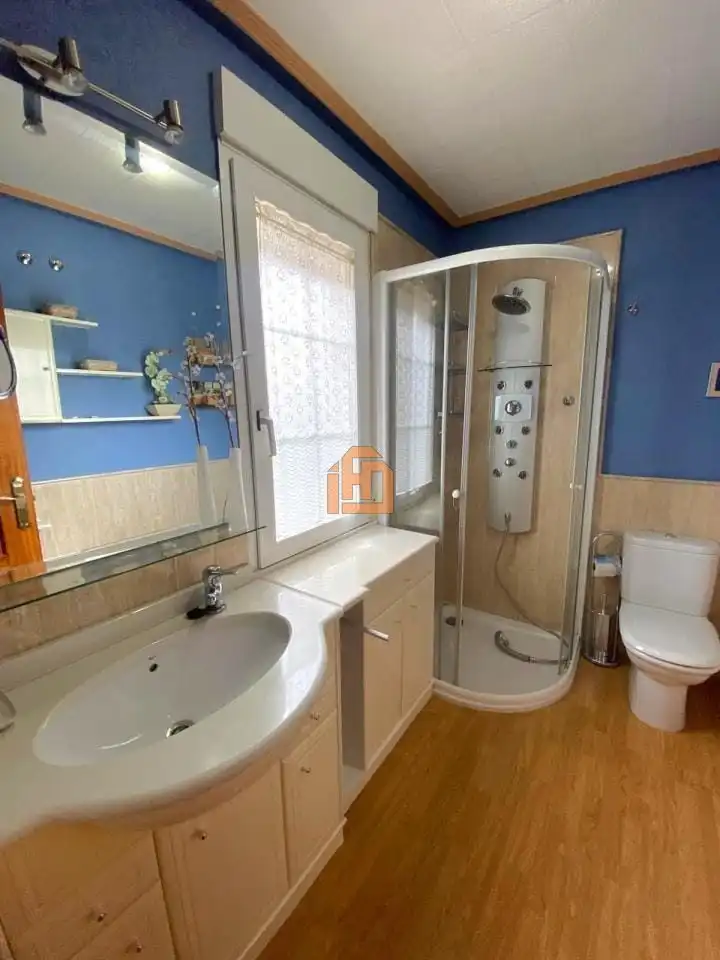 Bathroom of Houses for sale in Sariegos  with Heating and Parquet flooring