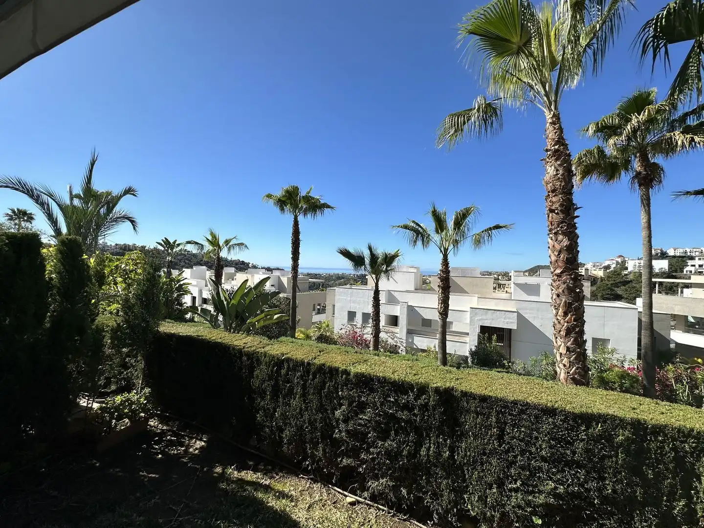 Außenansicht von Wohnung zum Verkauf in Benahavís mit Terrasse, Abstellraum und Alarm