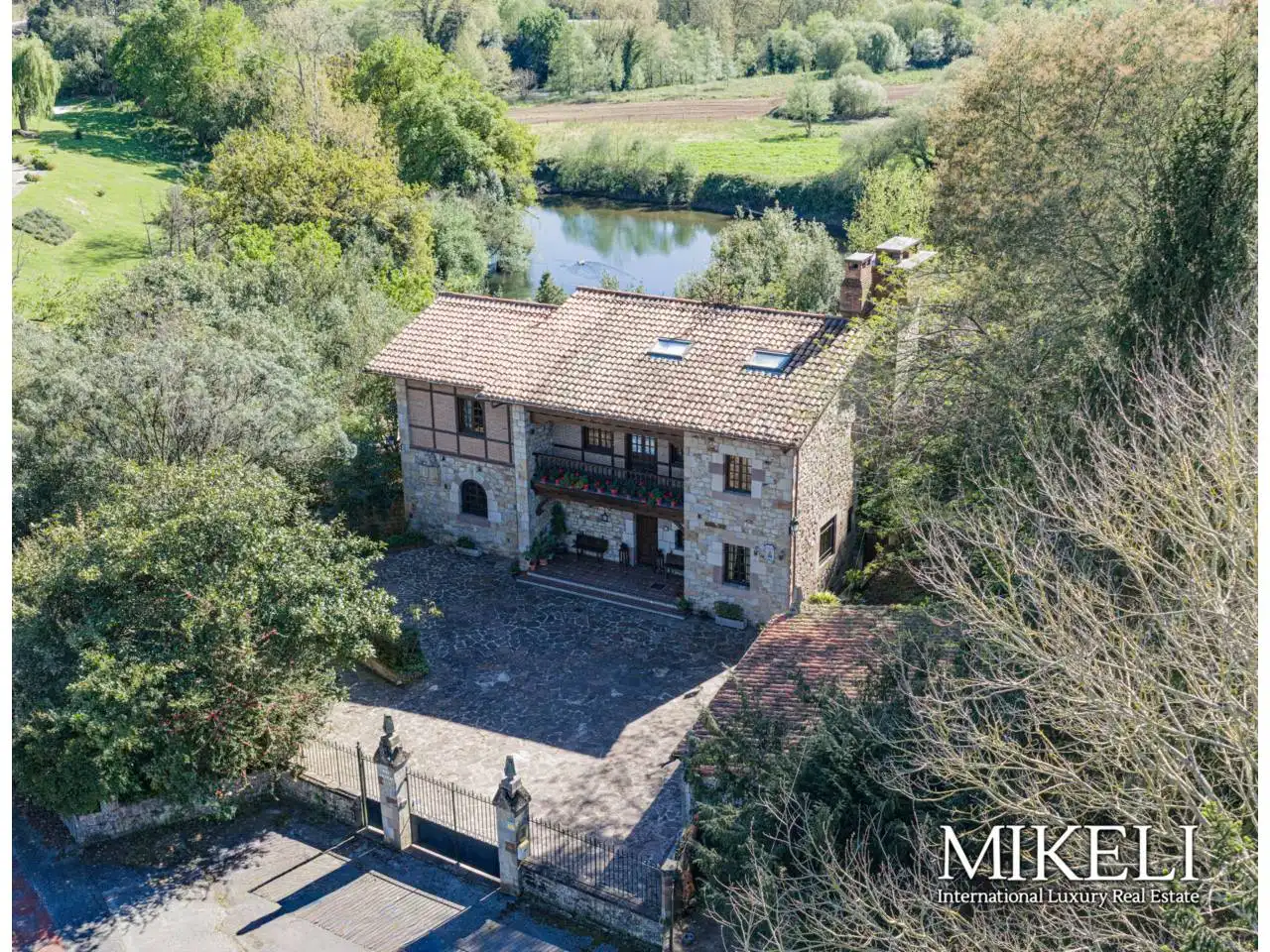 Vista exterior de Casa o xalet en venda en Piélagos amb Calefacció, Jardí privat i Terrassa