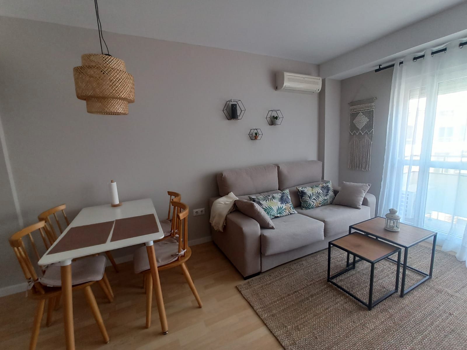 Sala d'estar de Apartament de lloguer en Palamós amb Aire condicionat, Parquet i Moblat