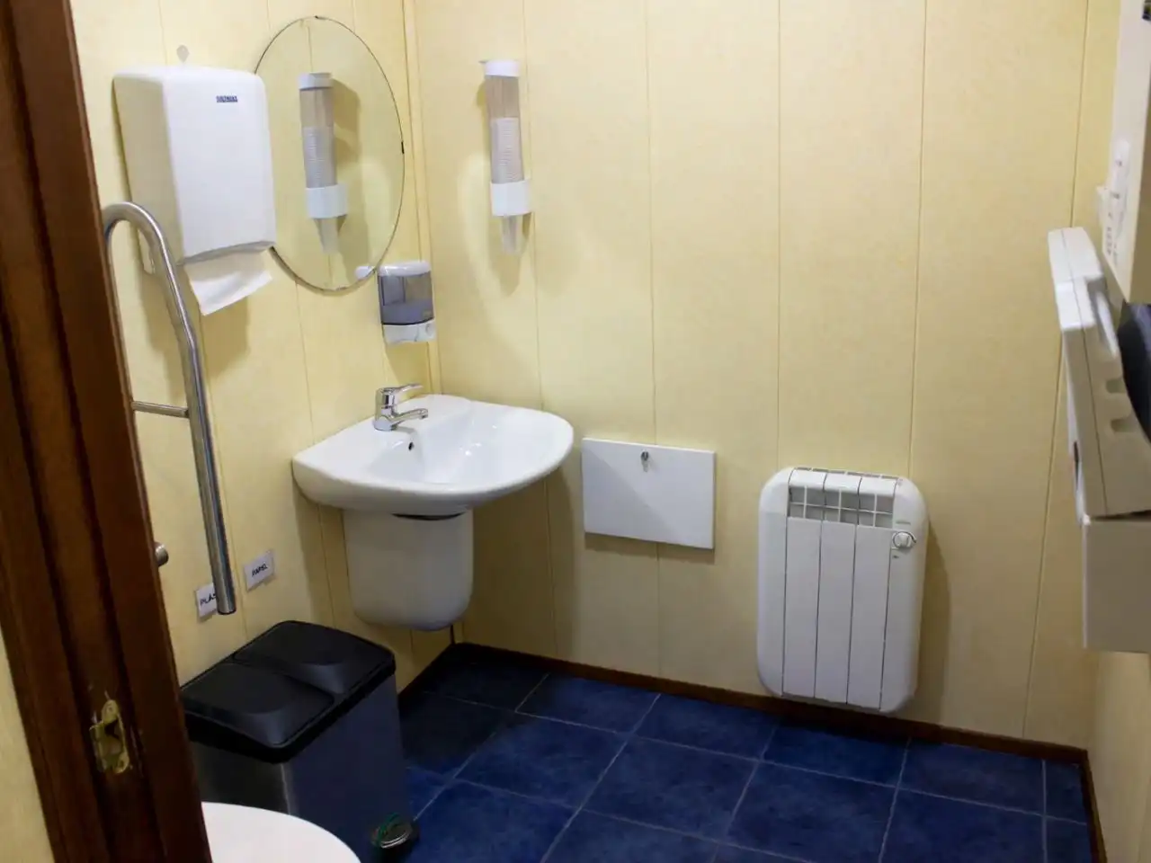 Badezimmer von Geschaftsraum zum Verkauf in Bilbao  mit Heizung und Möbliert