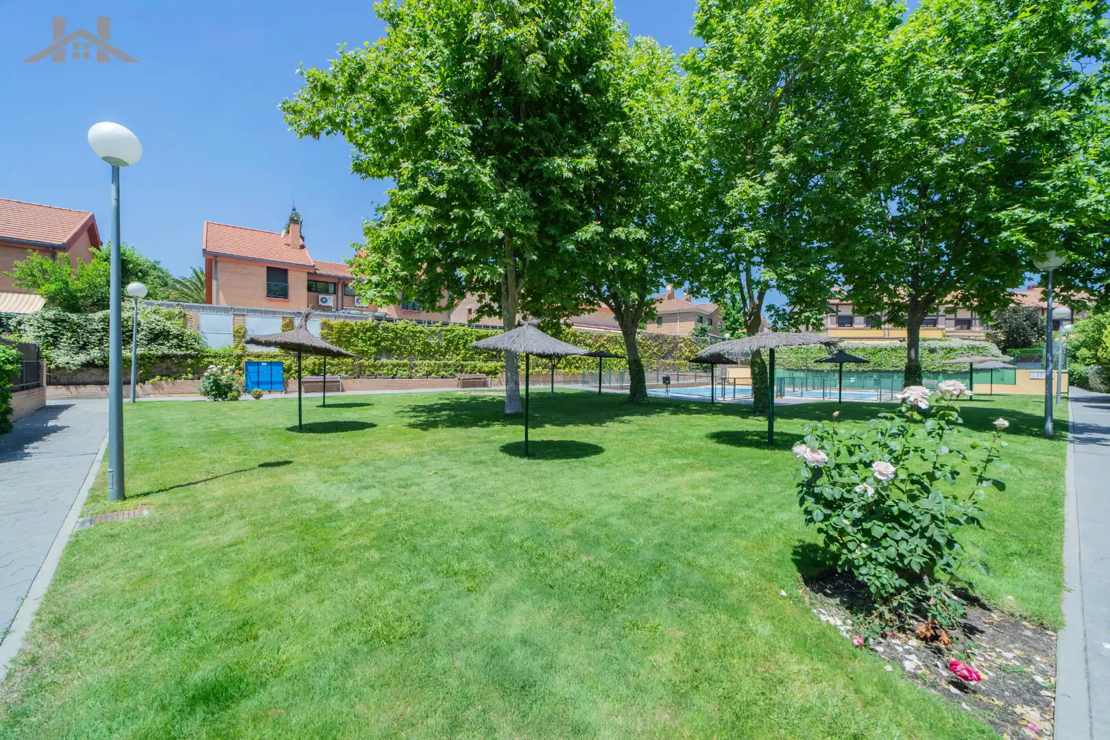 Schwimmbecken von Einfamilien-Reihenhaus zum Verkauf in Boadilla del Monte mit Heizung, Privatgarten und Abstellraum