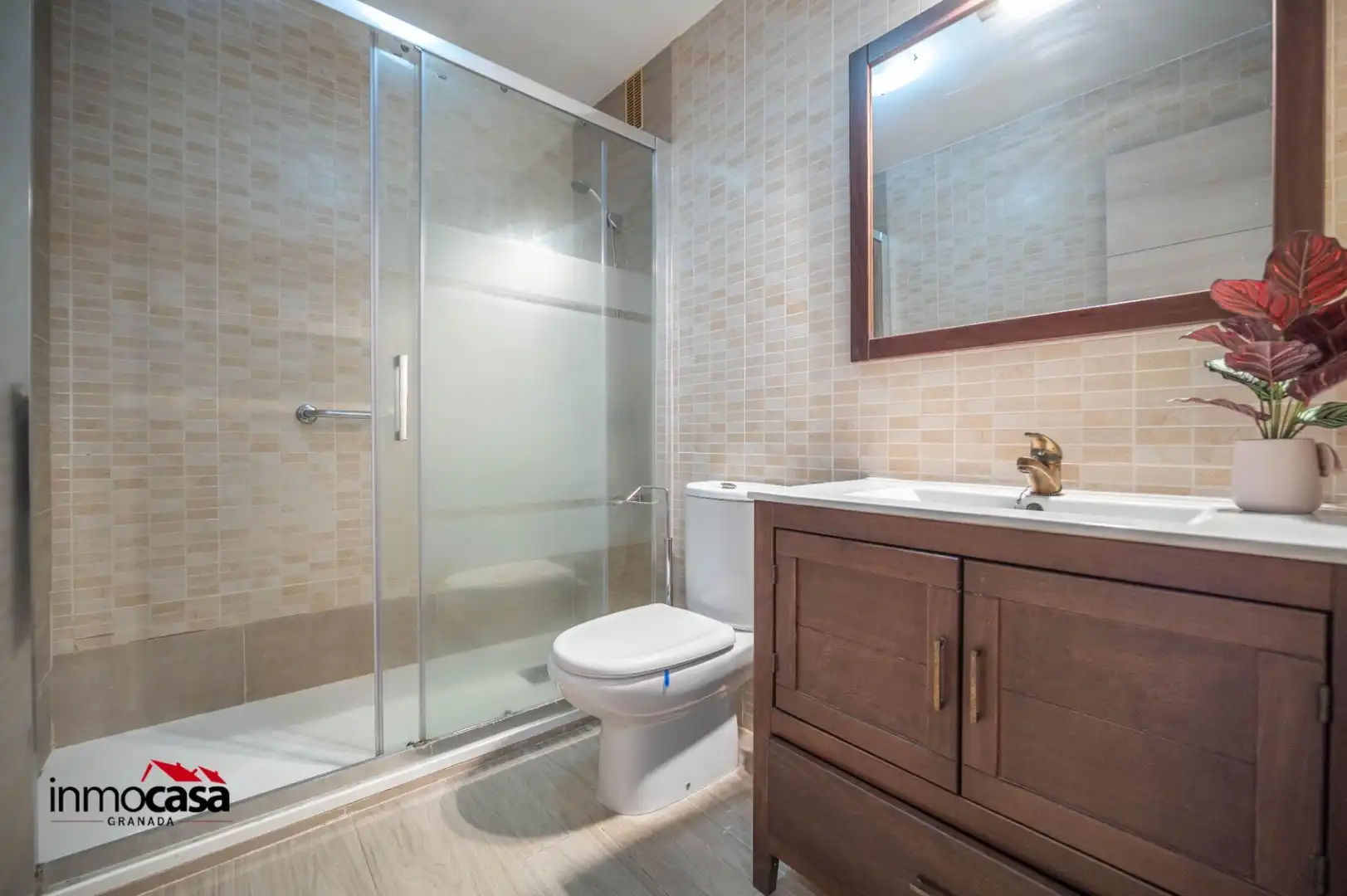 Baño de Piso en venta en Granada con Aire acondicionado, Calefacción y Terraza
