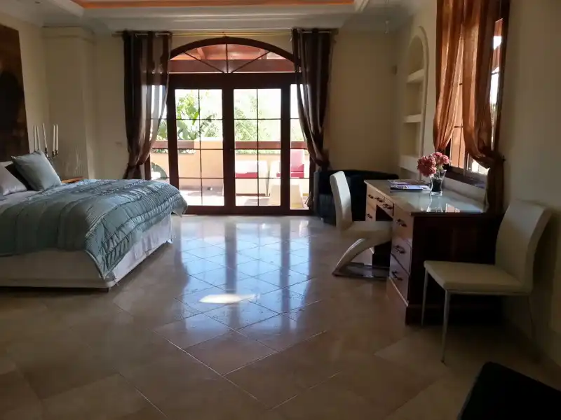 Habitación de Casa o chalet de alquiler en Estepona con Aire acondicionado, Jardín privado y Terraza