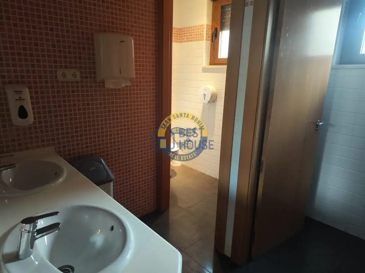 Bathroom of Commercial properties for sale in Villamañán  with Air Conditioner, Parquet flooring and Terrace