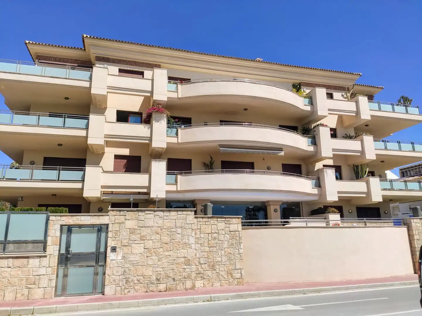 Vista exterior de Piso en venta en Marbella con Aire acondicionado, Terraza y Amueblado