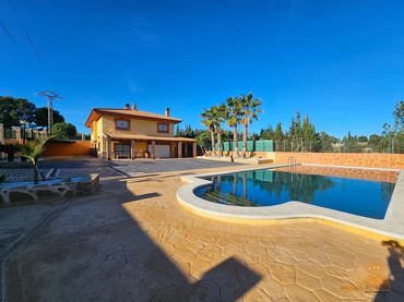 Xalet amb piscina en venda a La Alcayna