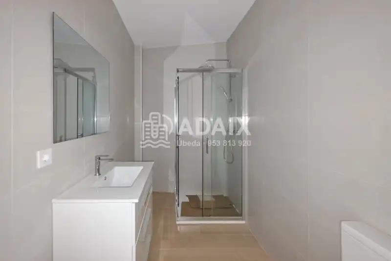 Badezimmer von Wohnung zum Verkauf in Úbeda mit Balkon