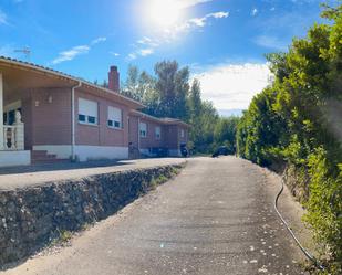 Vista exterior de Casa o xalet en venda en Husillos  amb Piscina