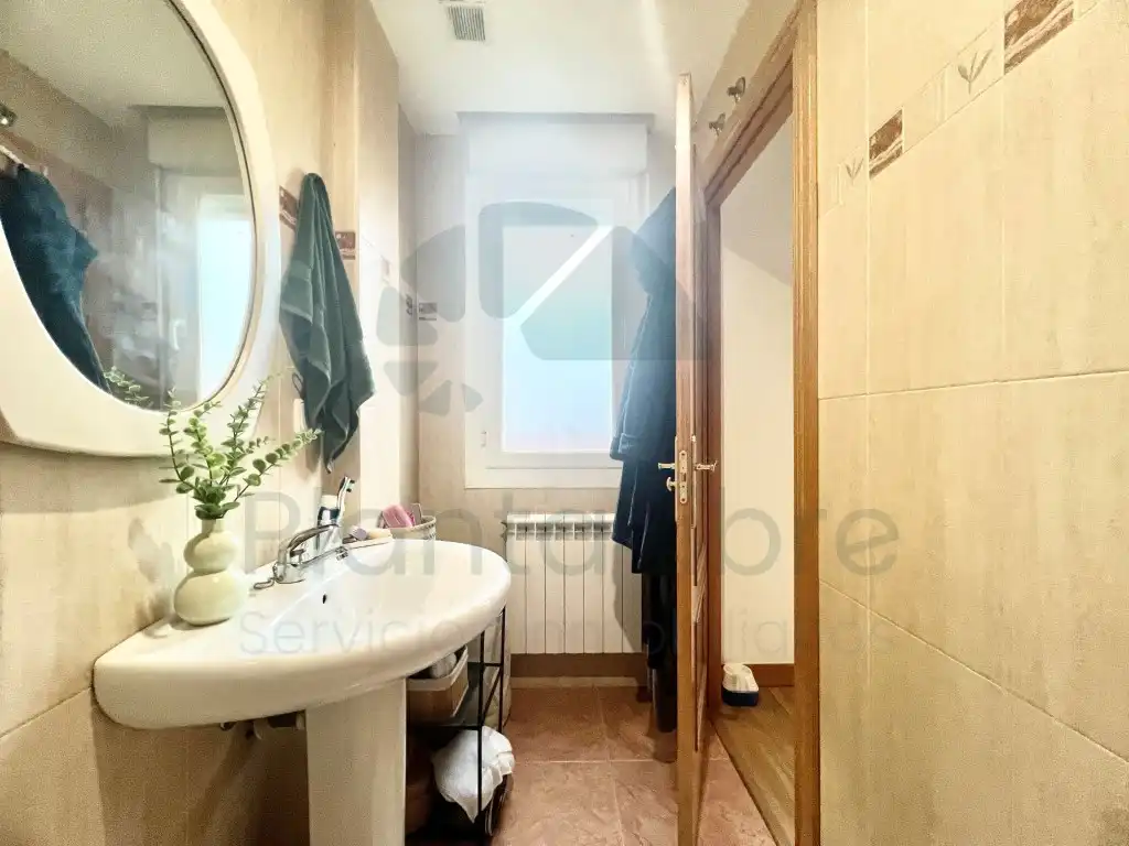 Badezimmer von Dachboden zum Verkauf in Lardero mit Klimaanlage, Terrasse und Möbliert