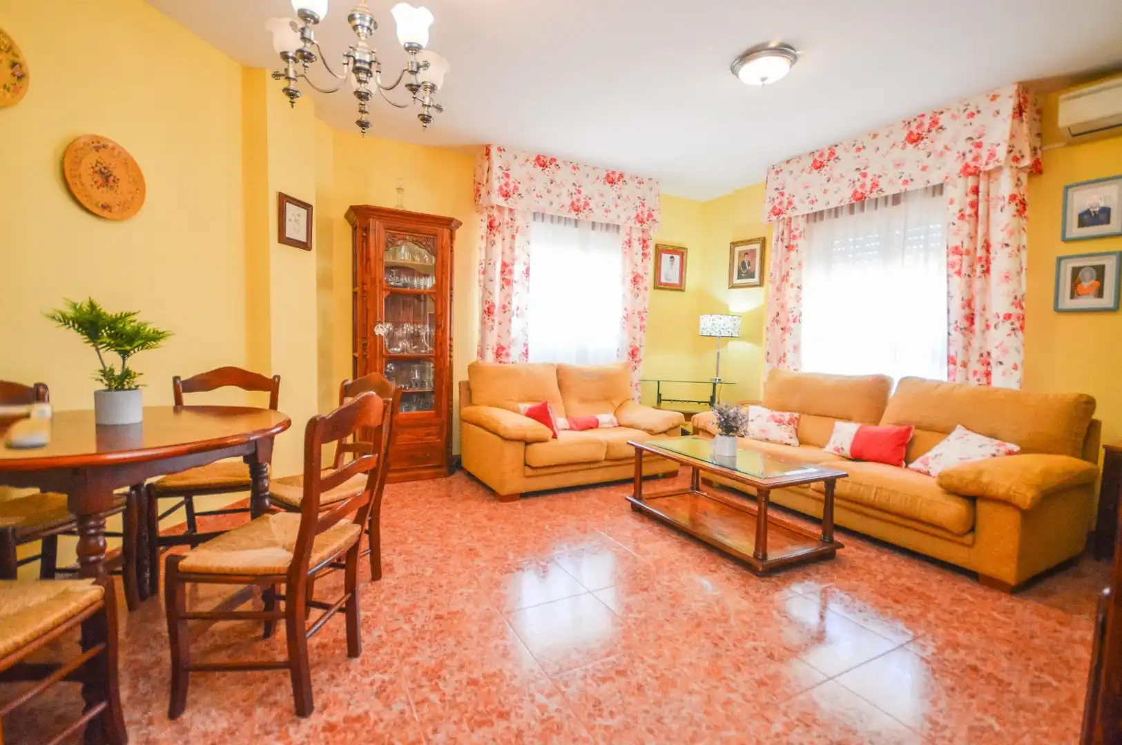 Wohnzimmer von Einfamilien-Reihenhaus zum Verkauf in Almería mit Klimaanlage und Abstellraum