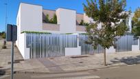 Exterior view of Single-family semi-detached for sale in Cáceres Capital  with Air Conditioner, Heating and Private garden