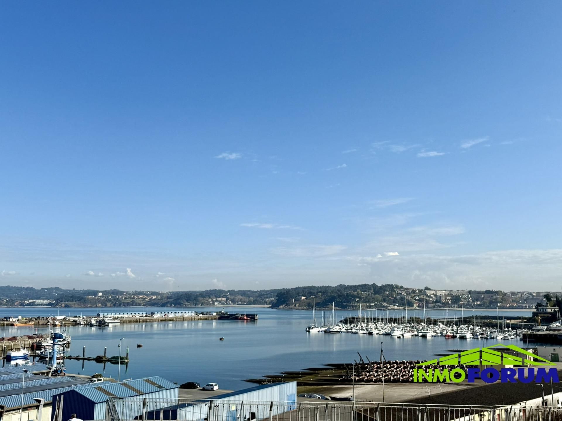 Vista exterior de Pis en venda en A Coruña Capital  amb Calefacció, Parquet i Terrassa