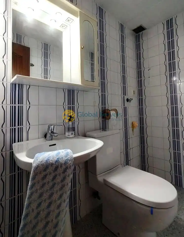 Badezimmer von Erdgeschoss zum Verkauf in Abrera mit Klimaanlage, Heizung und Privatgarten