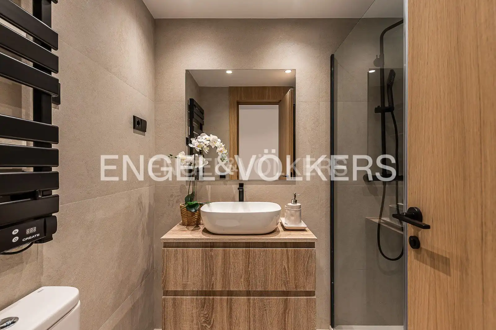 Bathroom of Attic for sale in Madrid  with Air Conditioner, Heating and Balcony