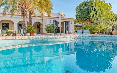 Piscina de Casa o xalet en venda en El Campello amb Aire condicionat, Calefacció i Jardí privat