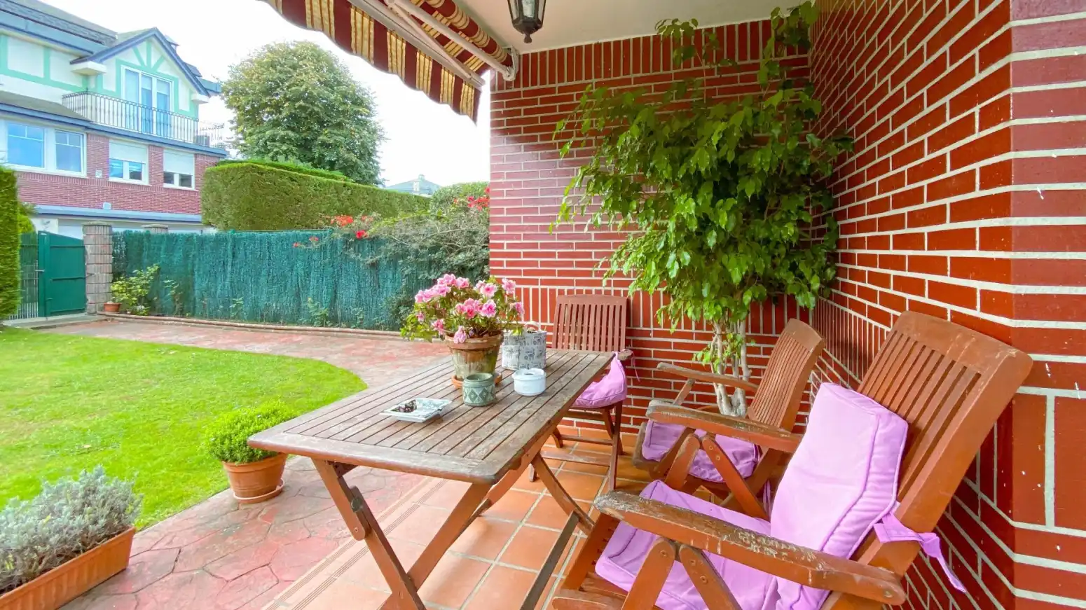 Terrasse von Einfamilien-Reihenhaus zum Verkauf in Santa Cruz de Bezana mit Heizung, Parkett und Abstellraum