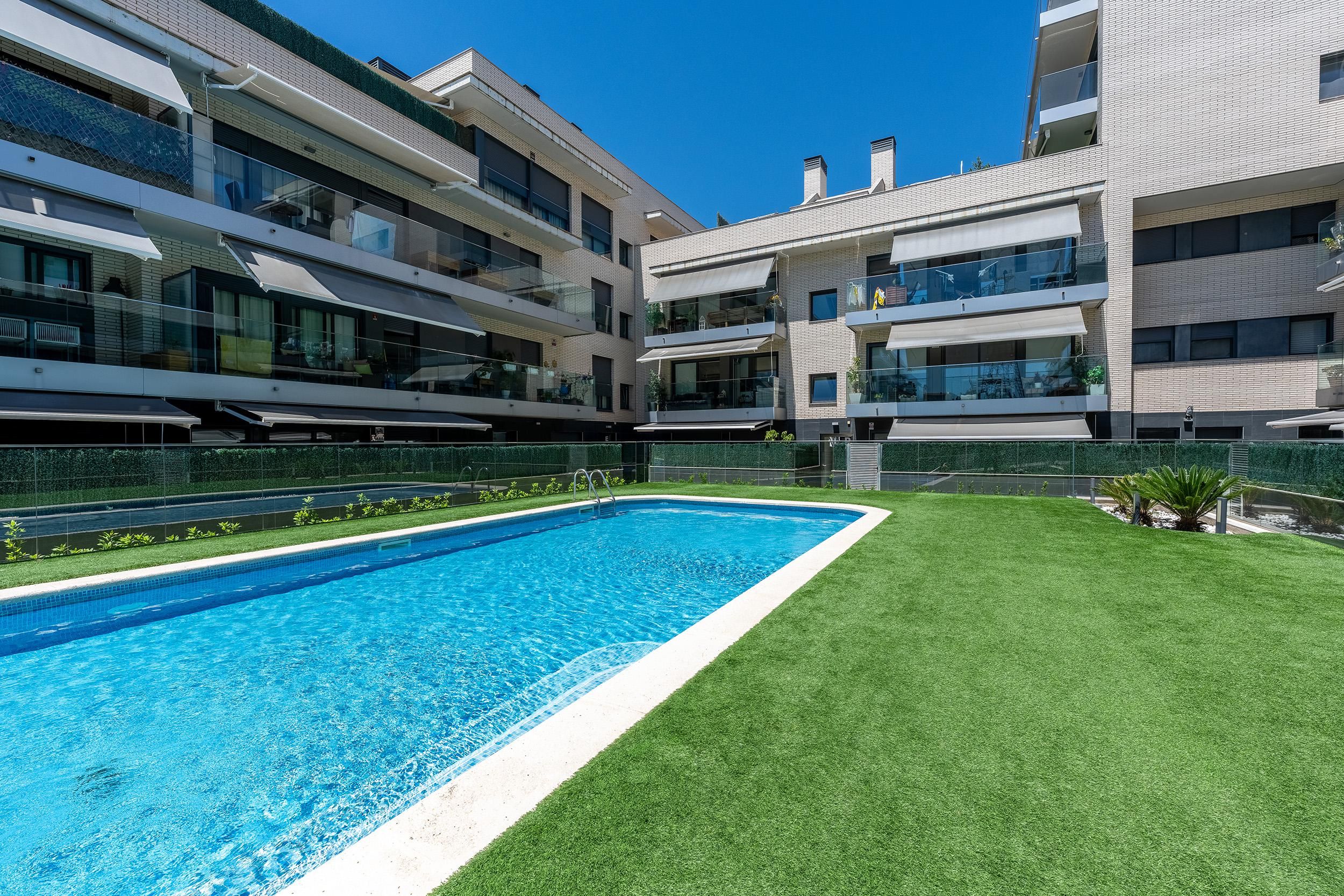 Swimming pool of Flat for sale in Sant Boi de Llobregat  with Air Conditioner, Heating and Private garden