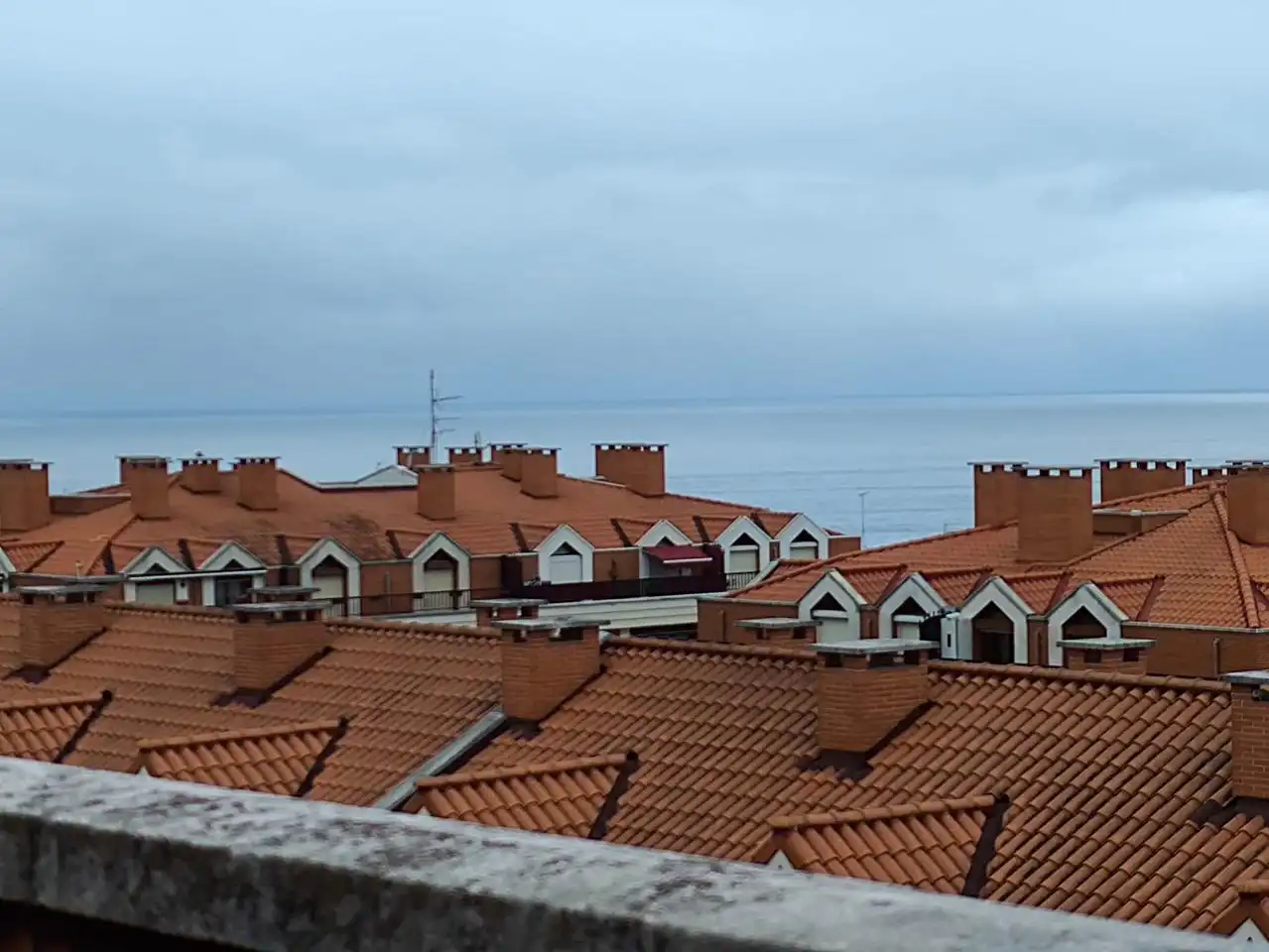 Vista exterior de Casa adosada en venta en Castro-Urdiales con Calefacción, Terraza y Balcón