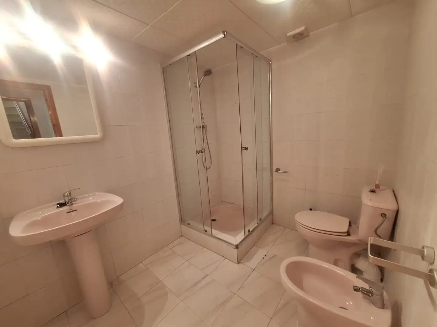 Baño de Casa adosada en venta en Sant Esteve Sesrovires con Aire acondicionado, Calefacción y Jardín privado