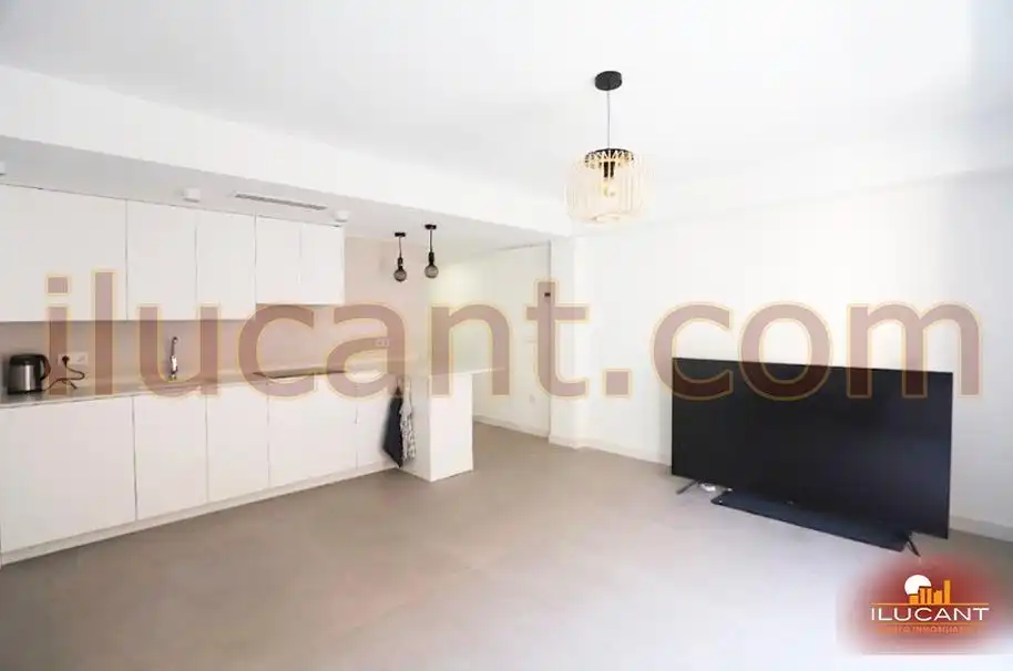 Piso en venta en Alicante / Alacant con Aire acondicionado y Balcón