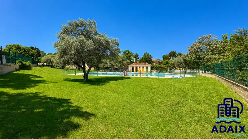 Piscina de Casa o xalet en venda en Bargas amb Calefacció, Terrassa i Moblat